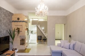 開放式客房 (Loft Bed and Sofa Bed) | 客廳 | 65 吋智能電視連數碼電視頻道、電視、串流服務