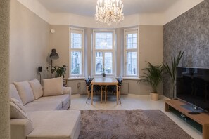 開放式客房 (Loft Bed and Sofa Bed) | 客廳 | 65 吋智能電視連數碼電視頻道、電視、串流服務