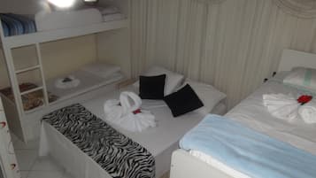 Kamar Quadruple Keluarga | Didekorasi berbeda-beda dan dilengkapi dengan perabotan berbeda-beda