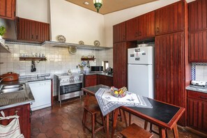 Réfrigérateur, micro-ondes, plaque de cuisson, lave-vaisselle