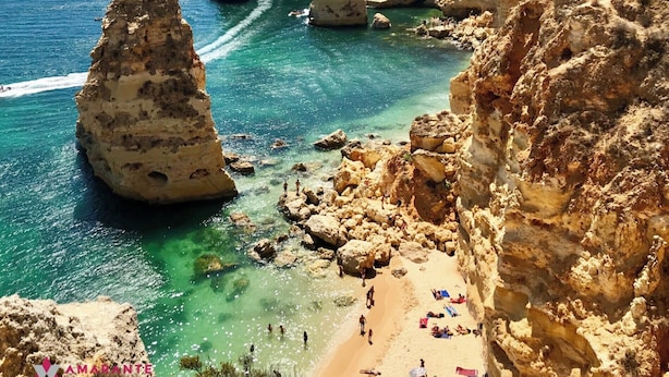 On the beach, sun-loungers, beach towels - Villa Quinta da Marinha (Carvoeiro)