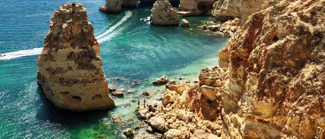 Plage, chaises longues, serviettes de plage