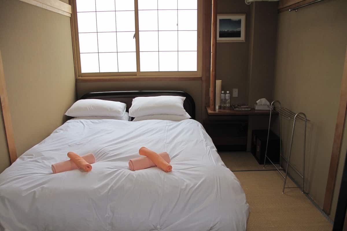 Chambre Double, salle de bains commune | Baignoire relaxante profonde