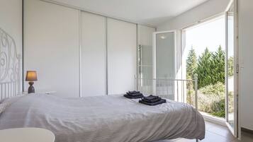 5 bedrooms, iron/ironing board, WiFi, bed sheets