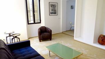 Superior suite (Bauhaus) | Woonruimte | Flatscreentelevisie