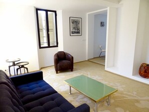 Superior Suite (Bauhaus) | Living area | Flat-screen TV - Demeure d'Hotes Le Rocher (Valbonne)