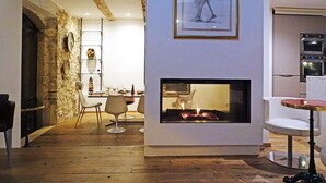 Un interior moderno con chimenea, comedor y cocina.