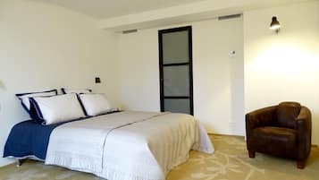 Suite superior (Bauhaus) | Cortinas blackout, wifi gratis y ropa de cama