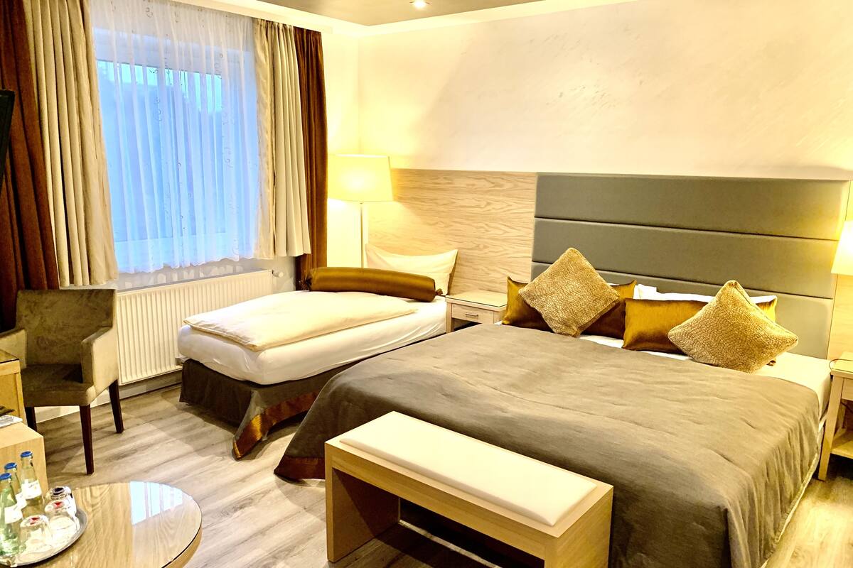 family room | 1 bedroom, premium bedding, individually decorated