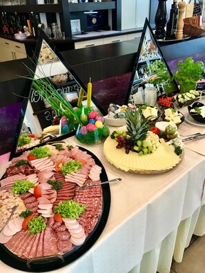 Daily continental breakfast (EUR 13.5 per person) - Boutique Hotel Goldene Henne (Wolfsburg)