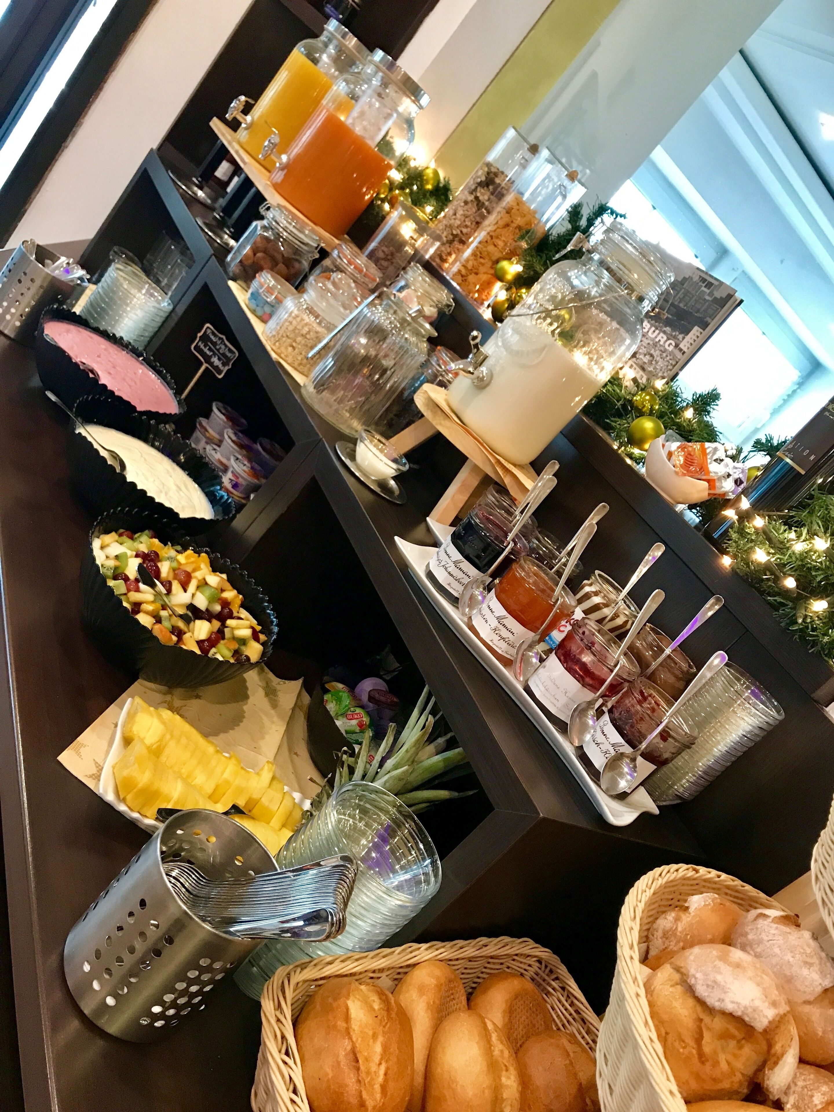 Un buffet de petit-déjeuner proposant une variété d'aliments et de boissons.