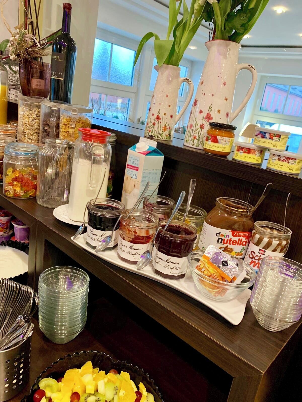 Una mesa de buffet con diversos alimentos y salsas.