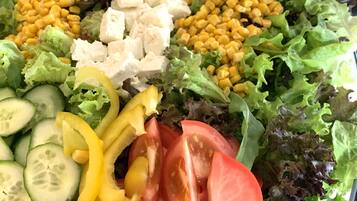 Une salade composée de différents légumes et une fourchette.