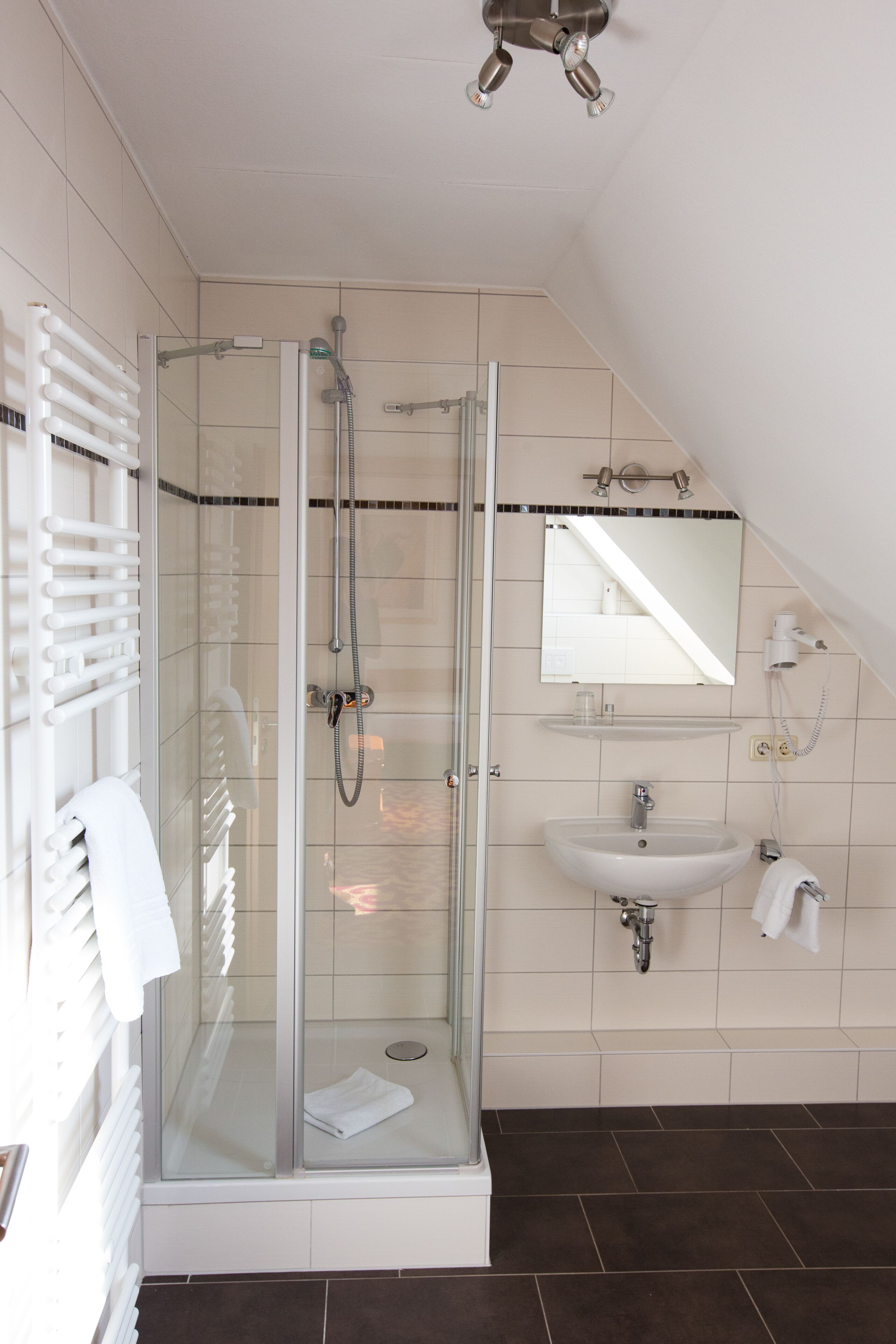 city single room | bathroom | shower, free toiletries, hair dryer, slippers