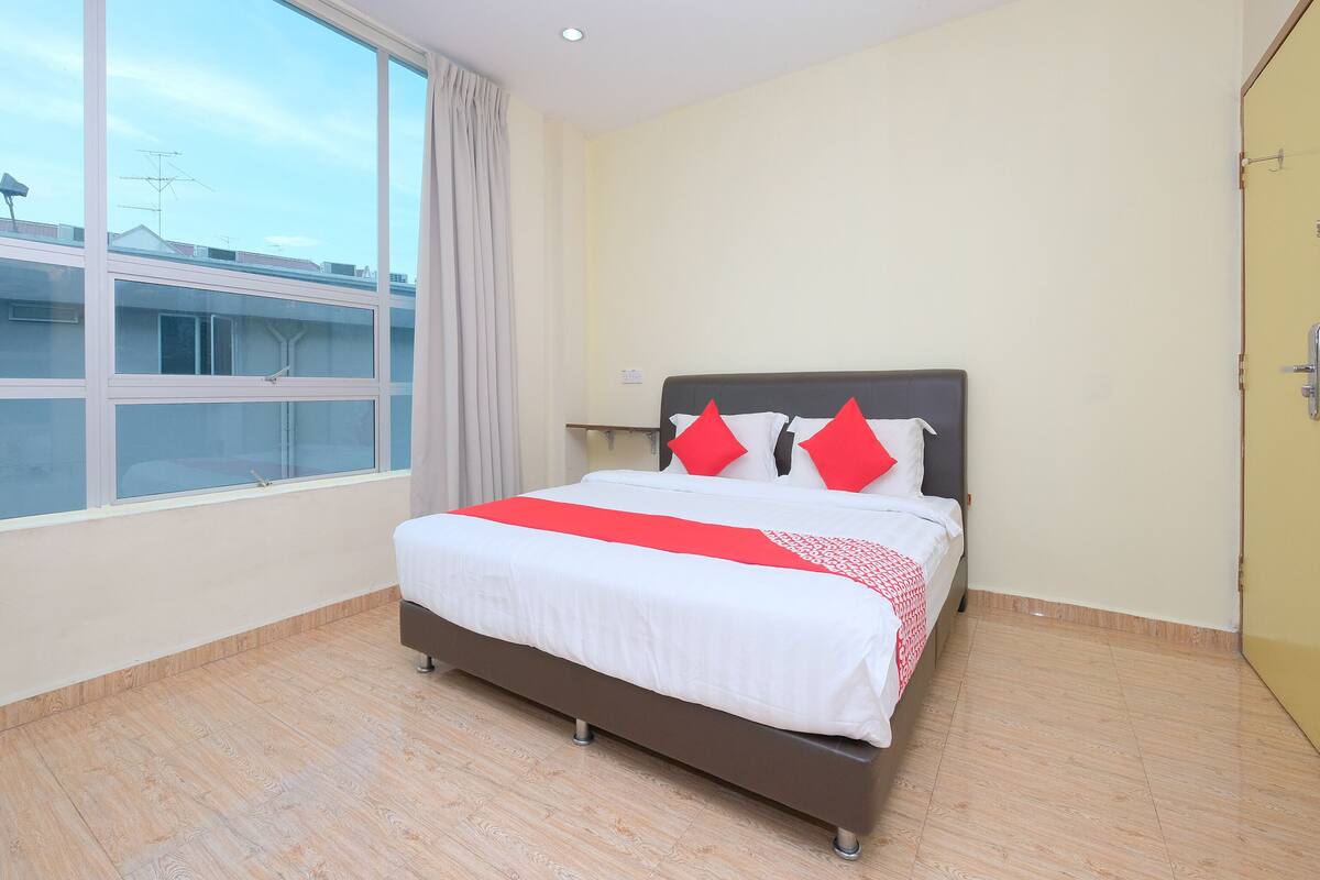 Deluxe Double Room, 1 King Bed | 1 bedroom, desk, free WiFi, bed sheets