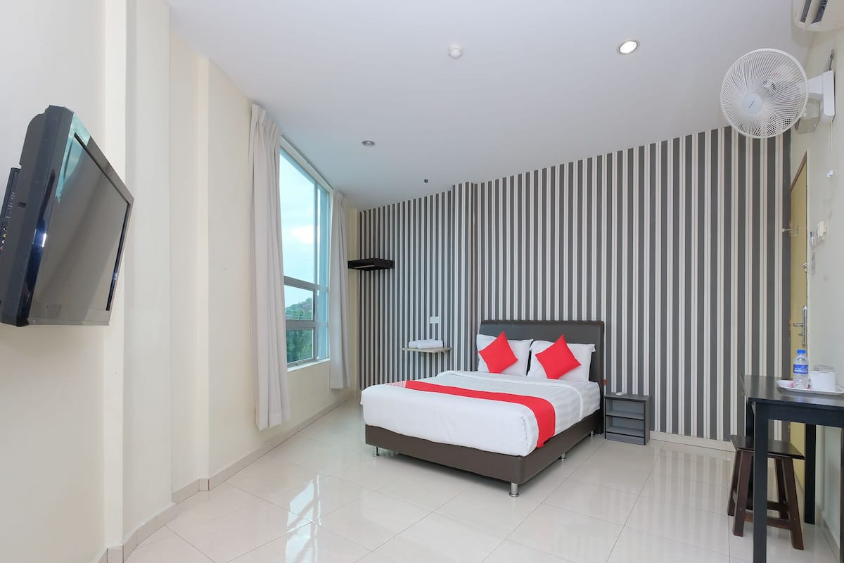 Deluxe Double Room, 1 Queen Bed | 1 bedroom, desk, free WiFi, bed sheets