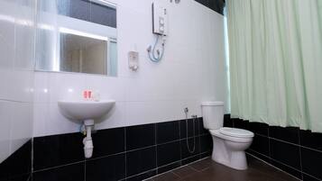 Deluxe tweepersoonskamer, 1 queensize bed | Badkamer | Een douche, een regendouche, gratis toiletartikelen, een bidet