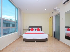Habitació doble Deluxe, 1 llit de matrimoni gran | Escriptori, wifi gratuïta i roba de llit 