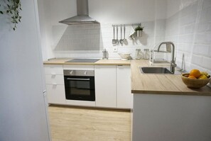 Een koelkast, een oven, een kookplaat, een vaatwasser