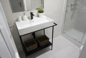 Free toiletries, hair dryer, towels, toilet paper - Ronda Chic Apartments - C / Lauria - City Center (Ronda)