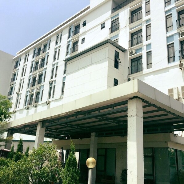 Front of property - BAC NINH - V HOTEL BACNINH (Bac Ninh)