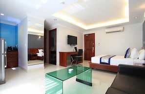Deluxe Single Room, 1 Queen Bed | Free minibar items, desk, free WiFi, bed sheets - Opera Hotel (Ho Chi Minh City)