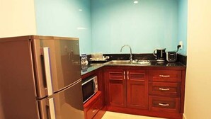 Chambre familiale | Cuisine privée | Bouilloire électrique, essuie-tout