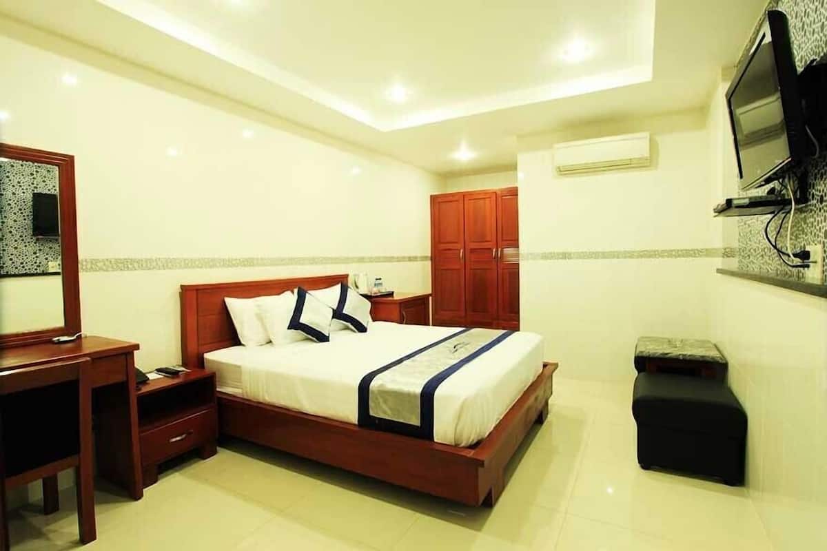 Basic Single Room | Free minibar items, desk, free WiFi, bed sheets