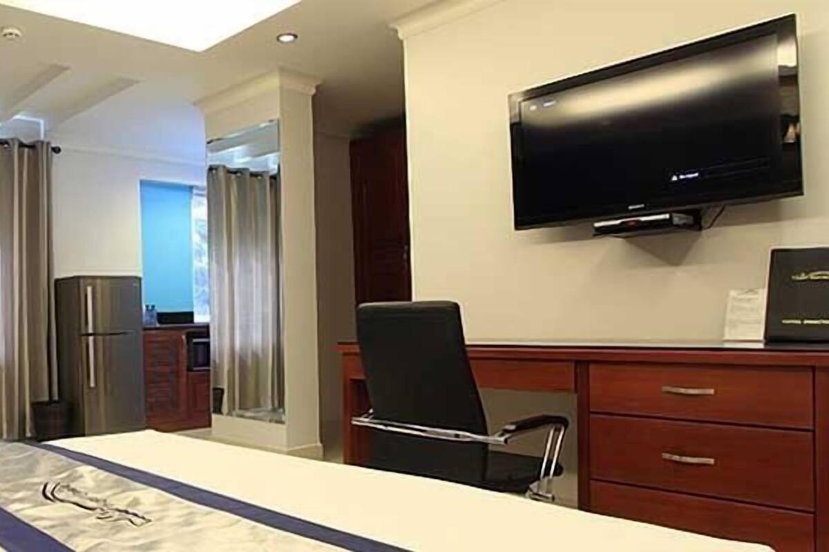 小型开间套房 | 免费迷你吧物品、办公桌、免费 WiFi、床单