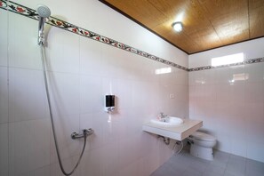 Superior Double Room | Bathroom | Shower, towels, soap, shampoo - Anugrah Sari Homestay by WizZeLa (Lembongan Island)