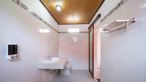 Kamar Double Superior | Kamar mandi | Shower, handuk, sabun, dan sampo