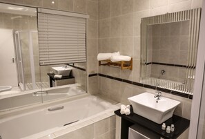 Suite, vistas a la piscina (Double) | Baño | Artículos de higiene personal gratuitos, toallas, jabón y champú