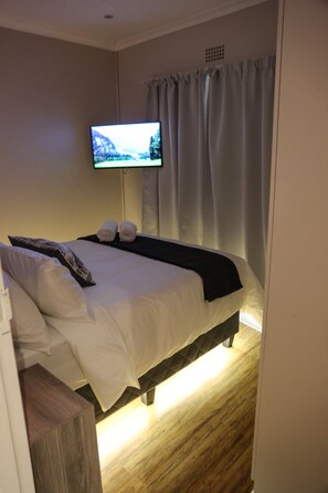 Standard Double Room, 1 Double Bed | Premium bedding, desk, laptop workspace, blackout drapes - Sardonyx (Cape Town)