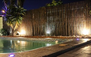 Hồ bơi ngoài trời