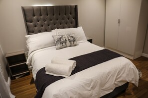 Phòng Suite, quang cảnh hồ bơi (Double) | Bộ đồ giường cao cấp, bàn, khu vực làm việc phù hợp cho laptop