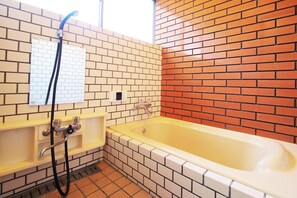 Basic-rum (Private Vacation Home) | Badrum | Badkar och dusch, djupt badkar, gratis toalettartiklar och hårtork