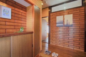 Interior entrance - Yoshimura House Hotel 6 (Fujikawaguchiko)