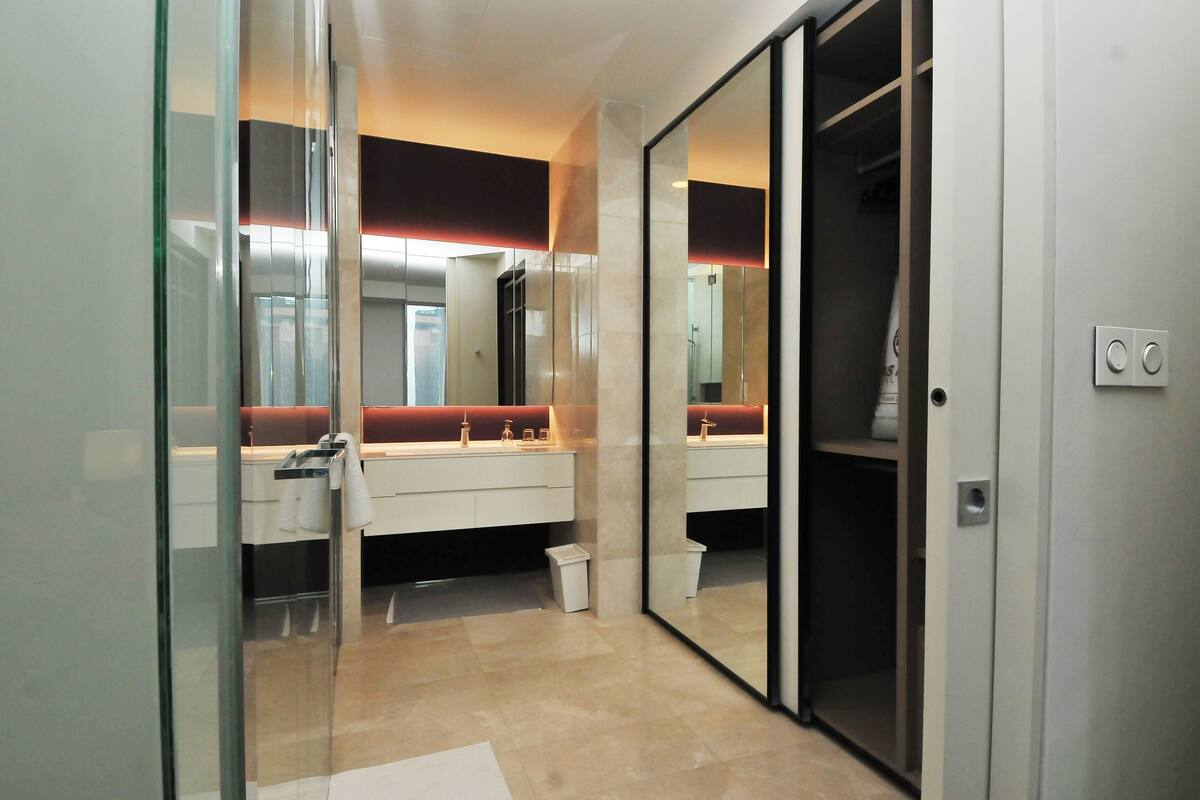 Premier Apartment | Bathroom | Towels
