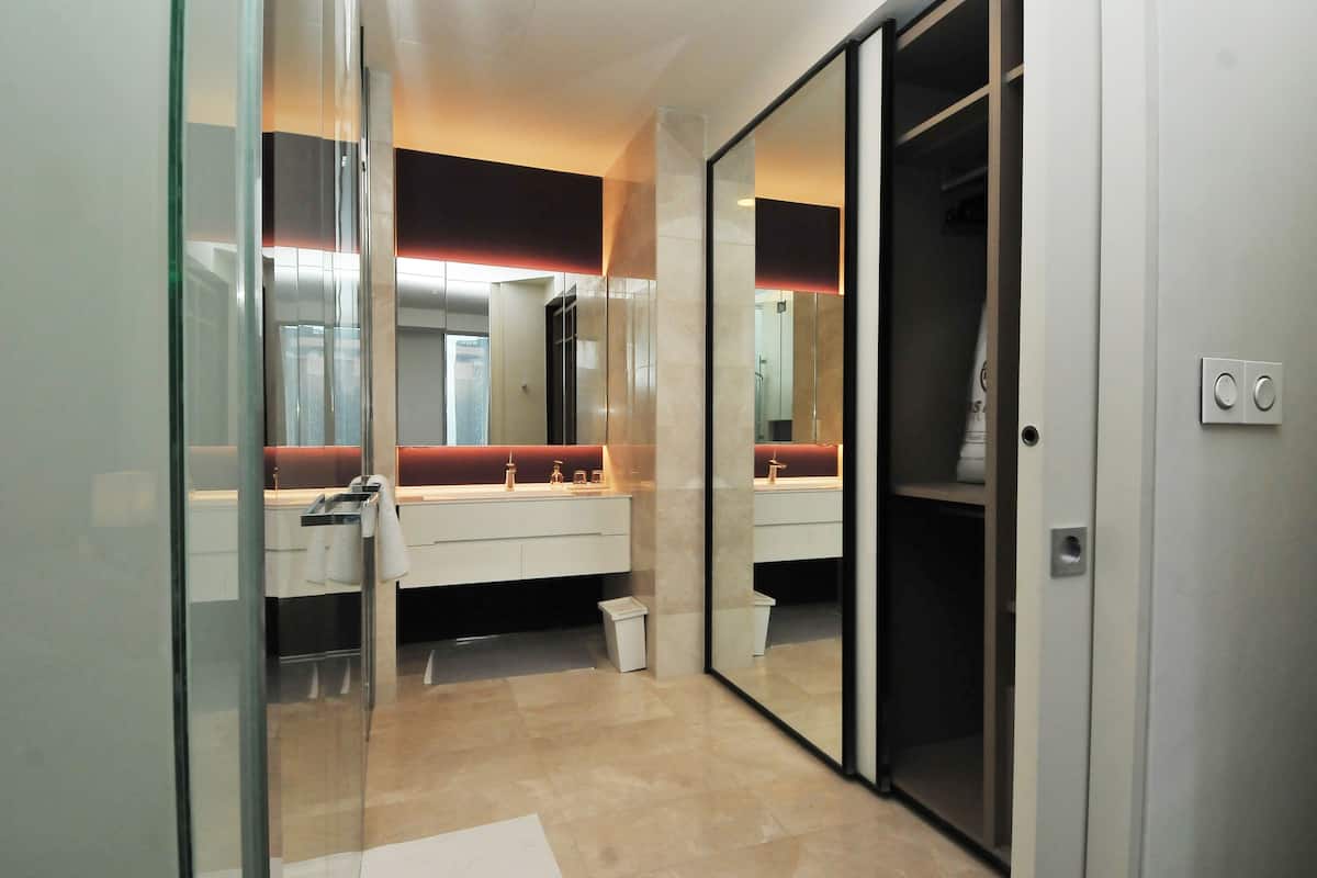 Premier Apartment | Bathroom | Towels