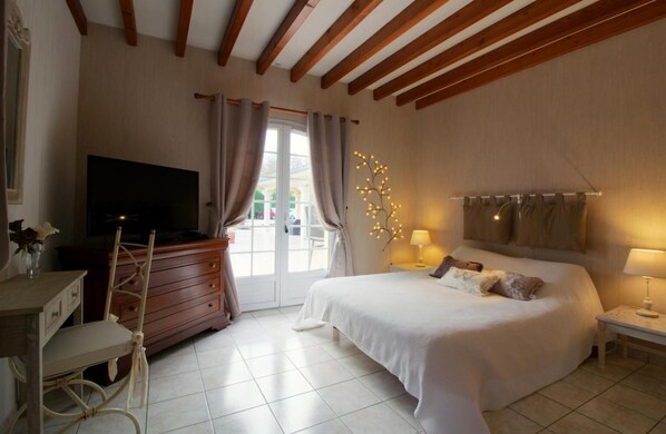 Double Room (La Maryline) | Individually decorated, individually furnished, desk, blackout drapes - Le Cabassou (Begadan)