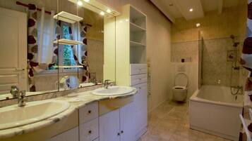 Double Room (La Maryline) | Bathroom | Shower, free toiletries, towels, soap