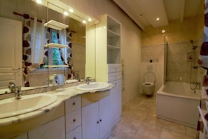 Double Room (La Maryline) | Bathroom | Shower, free toiletries, towels, soap - Le Cabassou (Begadan)