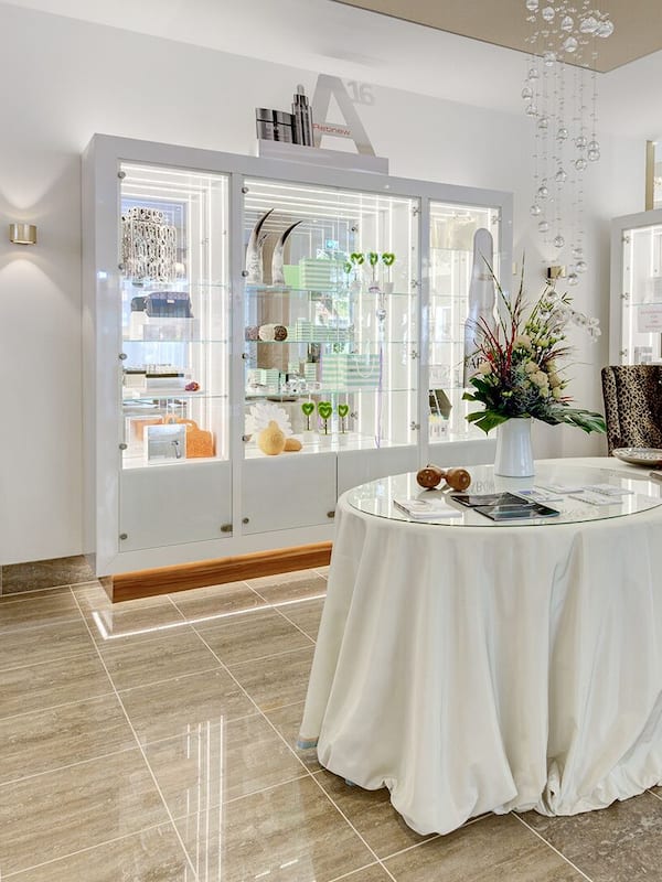 Couples treatment room(s), sauna, hot tub, steam room