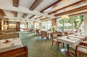 Phục vụ bữa sáng, bữa trưa, bữa tối, đặc sản vùng 