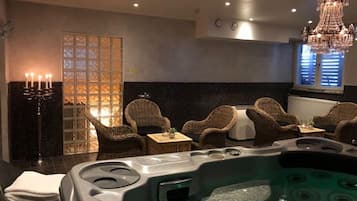 Indoor spa tub