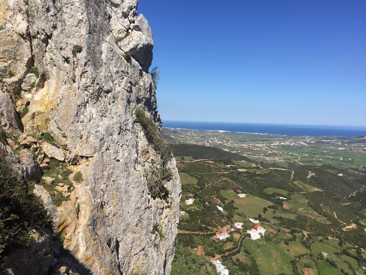 Ubicación cercana a la playa y tumbonas