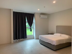 Desk, iron/ironing board, free WiFi, bed sheets - The Sassy House (Langkawi)