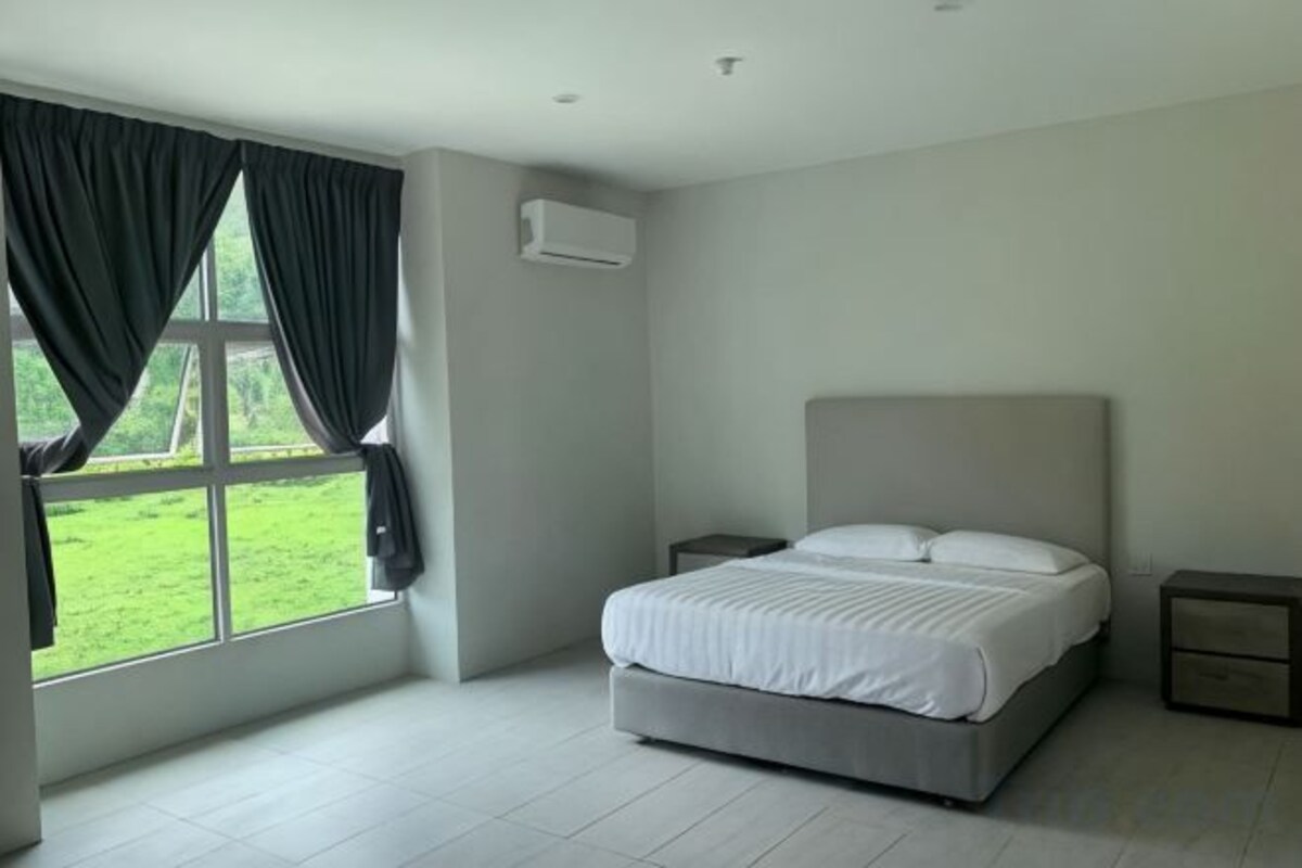 Desk, iron/ironing board, WiFi (free), bed sheets