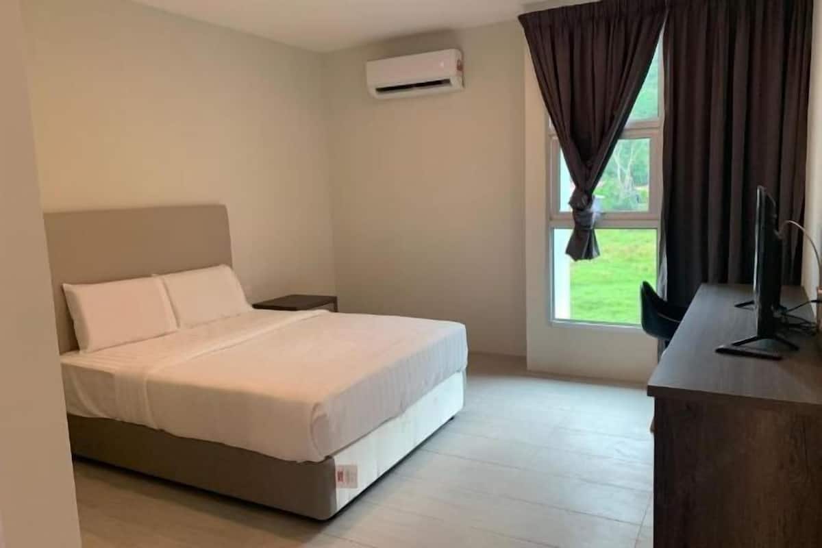 Een bureau, een strijkplank/strijkijzer, gratis wifi, beddengoed