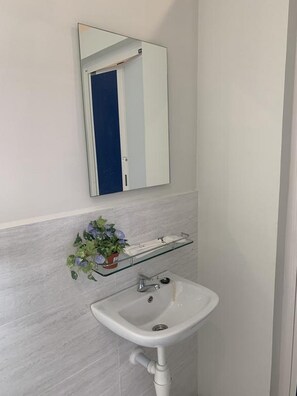 Douche, serviettes fournies, savon, shampoing